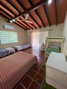 1 dormitorio con 2 camas en una habitación en Cozy & Relaxing Resort Oasis ~ Sports Field ~ Pool, en Luque