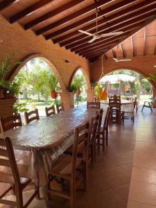 duża jadalnia z dużym stołem i krzesłami w obiekcie Cozy & Relaxing Resort Oasis ~ Sports Field ~ Pool w mieście Luque
