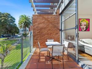 een patio met een tafel en stoelen op een balkon bij Sleek Modern Pad next to Spark Arena Free Parking in Auckland