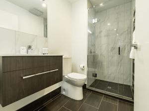 Koupelna v ubytování Beautiful 2BR Unit next to Myers Park Zodiak Stays + 21 fotografií