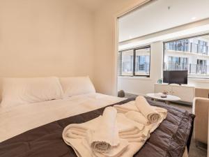 Postel nebo postele na pokoji v ubytování Beautiful 2BR Unit next to Myers Park Zodiak Stays