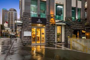 un edificio en una calle de una ciudad en Cosy Central Apartment - Charming Building, en Auckland