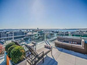 オークランドにあるSpacious 1BR Apt Parking, Gym ,Pool by Zodiak Staysの市街の景色を望むバルコニー(椅子付)