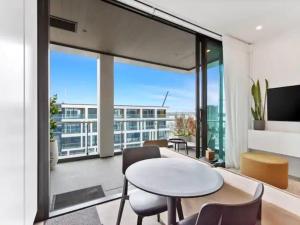 Televisyen dan/atau pusat hiburan di Sleek Modern Studio with Balcony by Zodiak Stays