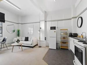 奧克蘭的住宿－Lovely 1-Bedroom Unit in Central Auckland，白色的客厅配有沙发和桌子