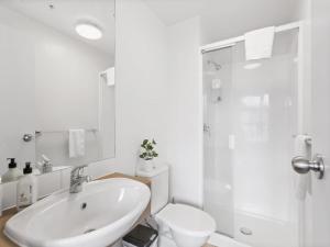 Ein Badezimmer in der Unterkunft Central City 1BR Apartment