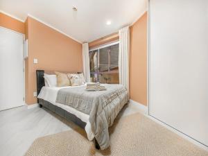 1 dormitorio con cama y ventana en Charming 1 Bedroom Apartment in Auckland, en Auckland