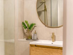 y baño con lavabo y espejo. en Charming 1 Bedroom Apartment in Auckland, en Auckland