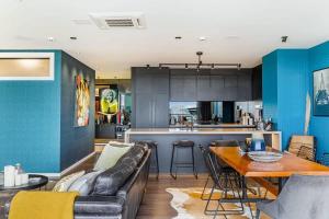 - un salon avec un canapé et une table dans l'établissement Awesome Apartment w Parking, à Auckland