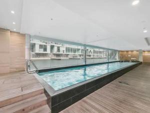 a large swimming pool in a building at Stunning Views of Viaduct Harbour Free Parking in Auckland