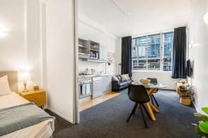 - une chambre avec un lit et une table dans l'établissement Open-plan living in the heart of Auckland, à Auckland