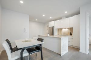 Dapur atau dapur kecil di Modern Bright Central Apartment by Zodiak Stays +7 gambar