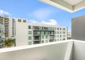 vistas a un gran edificio blanco desde el balcón en Central two-bedroom apartment close to Spark Arena en Auckland