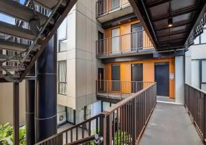 um corredor de um edifício de apartamentos com varandas em Classy and contemporary living em Auckland