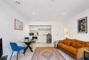 sala de estar con sofá y mesa en Charming one-bedroom apartment in Wynyard Quarter en Auckland