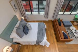 Un modelo de dormitorio con cama con almohadas en Central stylish studio en Auckland
