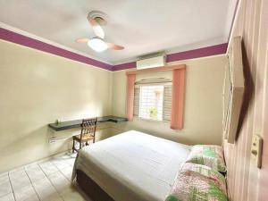 um quarto com uma cama, uma janela e uma cadeira em Casa em Limeira à 1,7km da Unicamp em Limeira