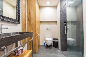 奧克蘭的住宿－Luxury meets location - 2RB in Ponsonby，一间带卫生间和玻璃淋浴间的浴室