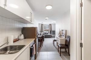 A kitchen or kitchenette at Cosy Central 1BR with Balcony