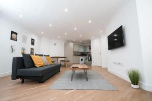 sala de estar con sofá y mesa en Spacious 1 Bed with free parking in Hounslow, en Hounslow