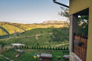 ein Haus mit Bergblick in der Unterkunft Relaxing holiday house in Sarajevo