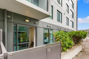 Gallery image of 1BR apartment with patio Close to Spark Arena in Auckland +4 photos