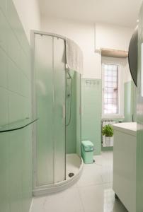 La salle de bains est pourvue d'une douche et de toilettes. dans l'établissement Home.sweet.Rome, à Rome