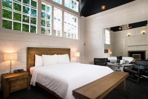 Säng eller sängar i ett rum på Hôtel Le Rivage