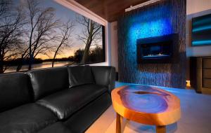 a living room with a couch and a table at Hôtel Le Rivage in Rosemère