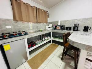 een keuken met een wastafel en een aanrecht bij Jonka House Private Jungle Oasis in Chachagua