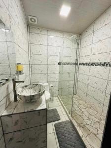 een badkamer met een douche, een wastafel en een toilet bij Jonka House Private Jungle Oasis in Chachagua