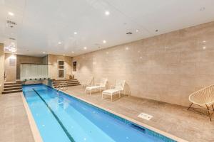 Swimming pool sa o malapit sa Central studio + private balcony