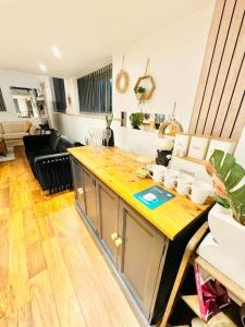 una cucina con ripiano in legno in una camera di Double height ceiling spacious city apartment a Sheffield
