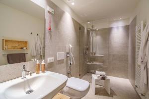 Ένα μπάνιο στο Zum Hirschen Boutique Hotel Val di Non +37 φωτογραφίες