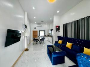 uma sala de estar com um sofá azul e uma mesa em Le Trang Boutique Airport em Trang