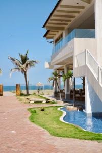 Bazén v ubytování Hotel Presidente Beach Playas nebo v jeho okolí