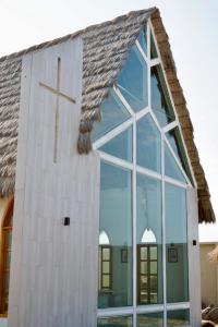 een kerk met een kruis aan de zijkant bij President Beach Hotel & Eventos in Playas