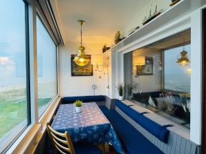 クックスハーフェンにあるHaus-Seehund-15の海の景色を望む客室で、テーブルとベンチが備わります。