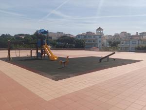 um parque infantil com escorrega em Apartamento em D'el Rey-Obidos Beach & Surf em Amoreira