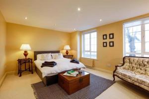 1 dormitorio con 1 cama y 1 sofá en The Courtyard Queensborough, en Drogheda