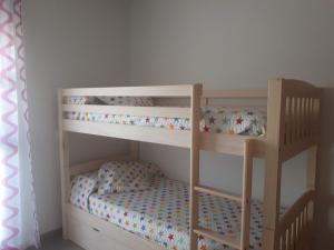 une chambre avec deux lits superposés et une échelle dans l'établissement Neo Mediterráneo, à Barrio-Mar 7 autres photos