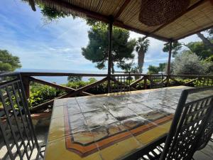 uma mesa numa varanda com vista para o oceano em O’Sole em Capri
