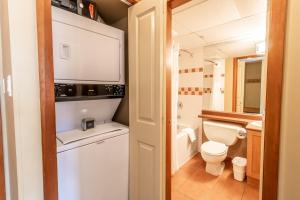 Un baño de Cascade by Elevate Vacations