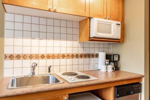 Una cocina o zona de cocina en Cascade by Elevate Vacations