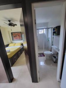 a bedroom with a bed and a bathroom with a toilet at R.7-7 Lindo estudio de 2 recámaras, zona turística in Panama City