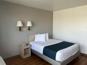מיטה או מיטות בחדר ב-Motel 6-Stanton, CA