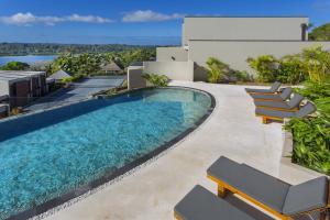una imagen de una piscina en una villa en The Terraces Boutique Apartments, en Port Vila