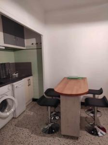 uma cozinha com mesa e cadeiras num quarto em Chez Nissa em Banyuls-sur-Mer