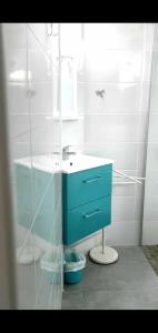 uma casa de banho com um lavatório azul e uma banheira em Chez Nissa em Banyuls-sur-Mer