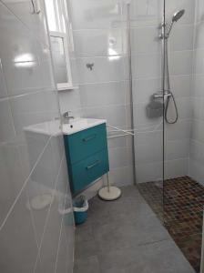 uma casa de banho com um armário azul e um chuveiro em Chez Nissa em Banyuls-sur-Mer